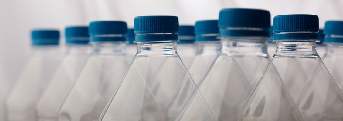 Apa îmbuteliată vs. apa filtrată acasă: Ce alegem pentru sănătatea noastră? Apa îmbuteliată vs. apa filtrată acasă: Ce alegem pentru sănătatea noastră?