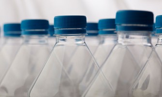 Apa îmbuteliată vs. apa filtrată acasă: Ce alegem pentru sănătatea noastră? Apa îmbuteliată vs. apa filtrată acasă: Ce alegem pentru sănătatea noastră?
