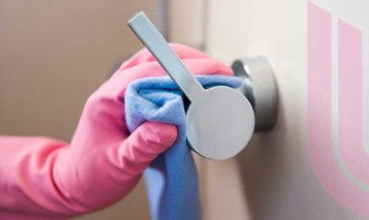 De ce apar pete albe pe baterii și pe cabinele de duș? Cauze și soluții eficiente
